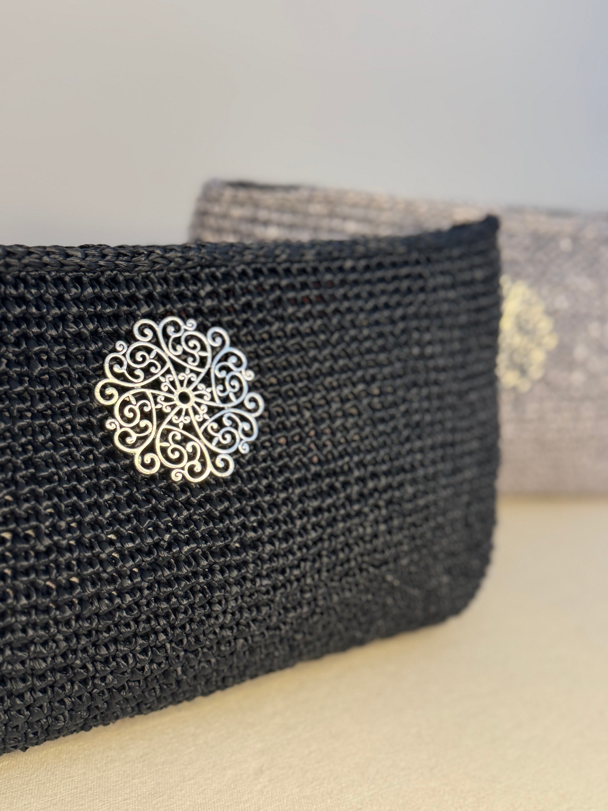 bolso Roma negro elegante broche plateado artesanal