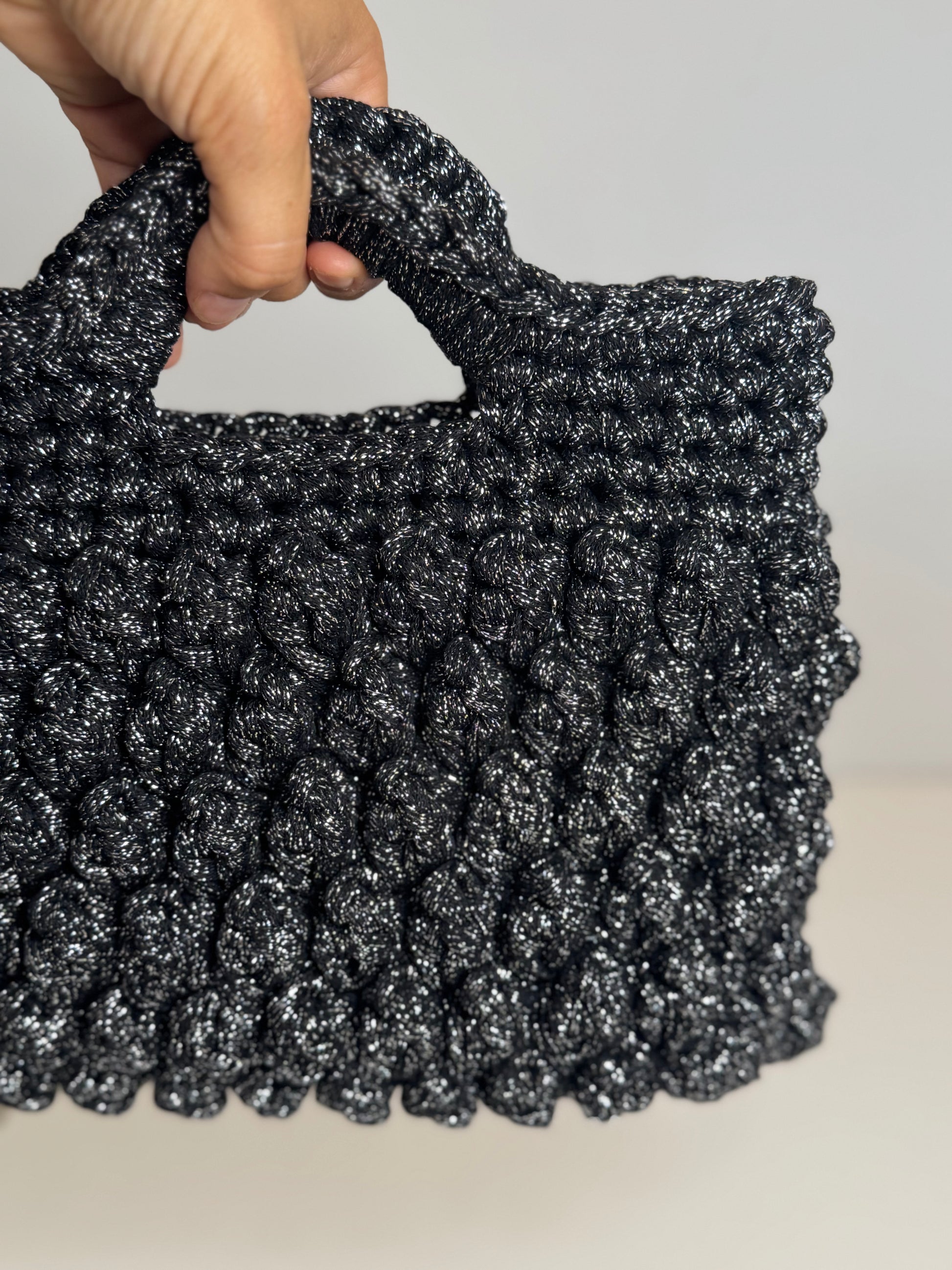 clutch negro brillo hecho a mano trapillo reciclado elegante fiesta